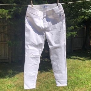 Never worn white pull-on jeans - cute and comfy!!
